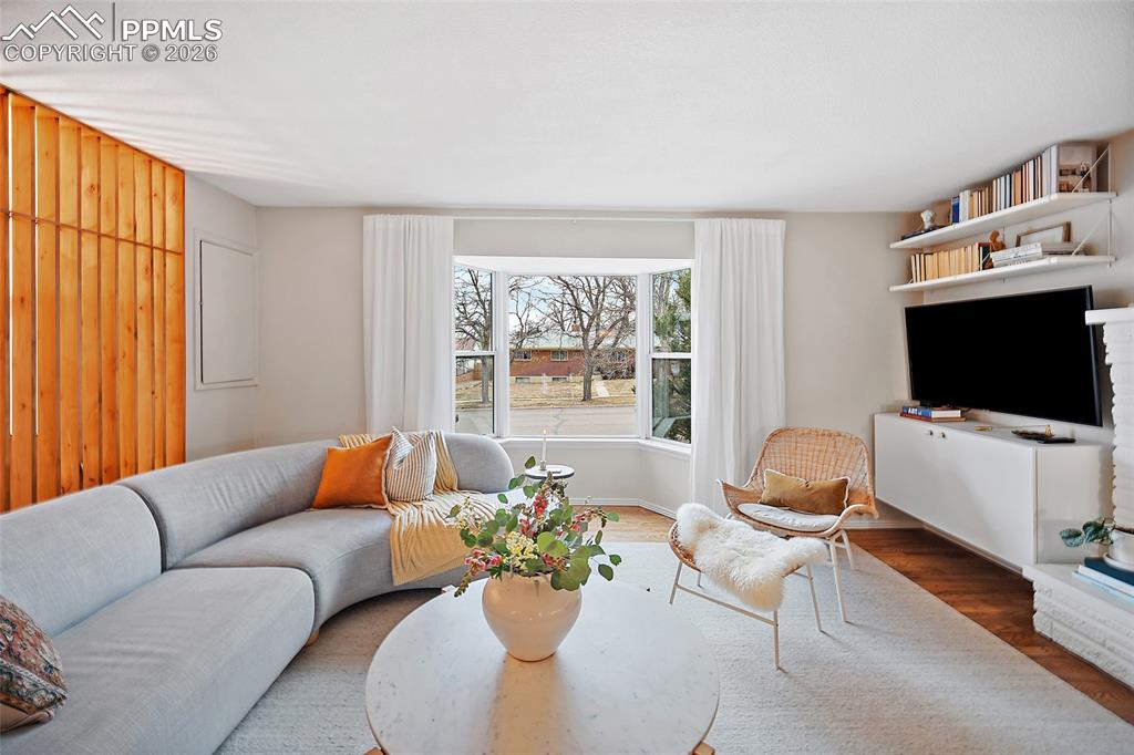 Image 9 of 50: Living Room