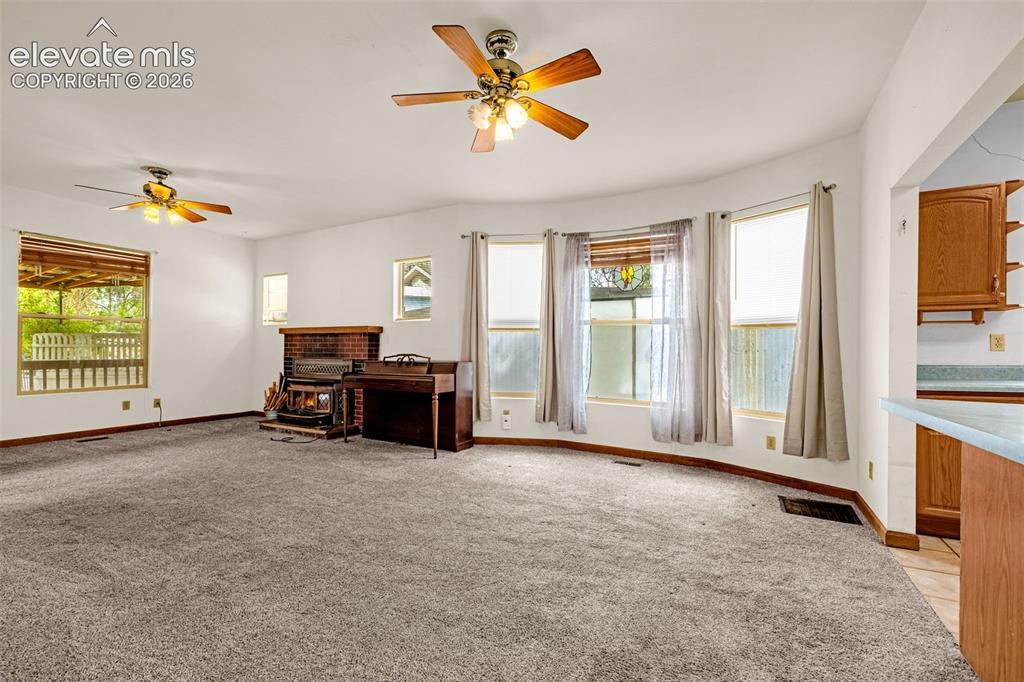 Image 6 of 31: Living Room