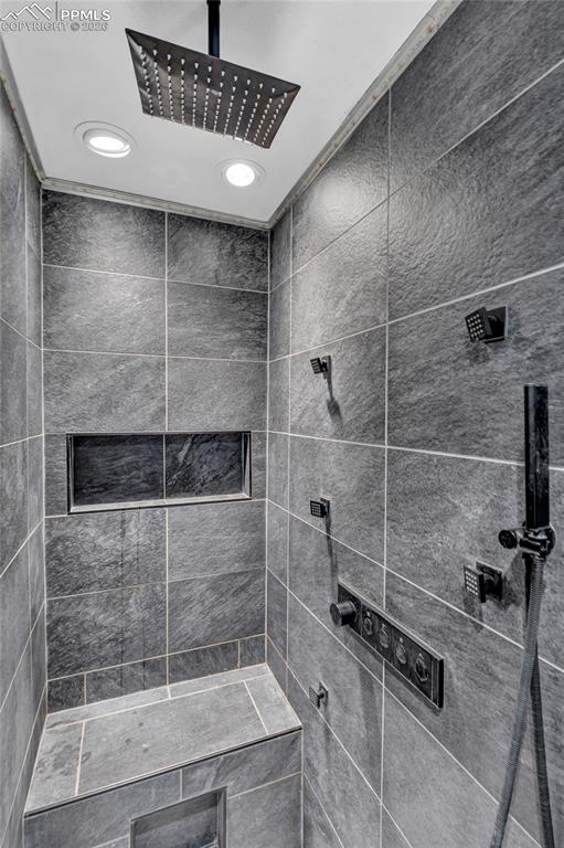 Image 21 of 35: Bathroom