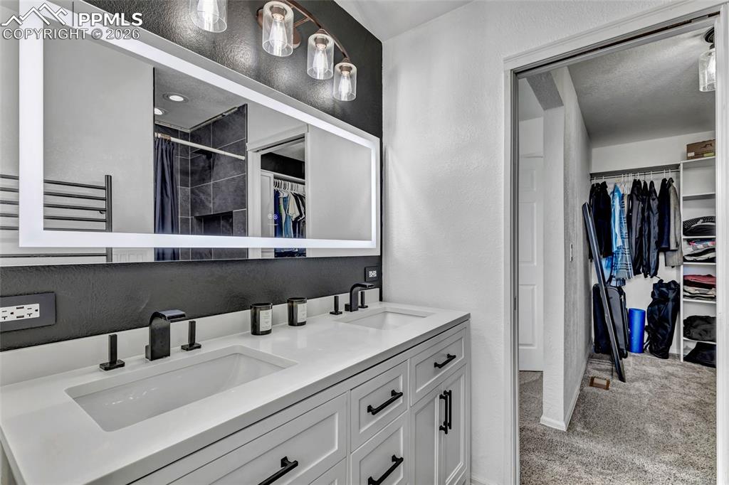 Image 22 of 35: Bathroom