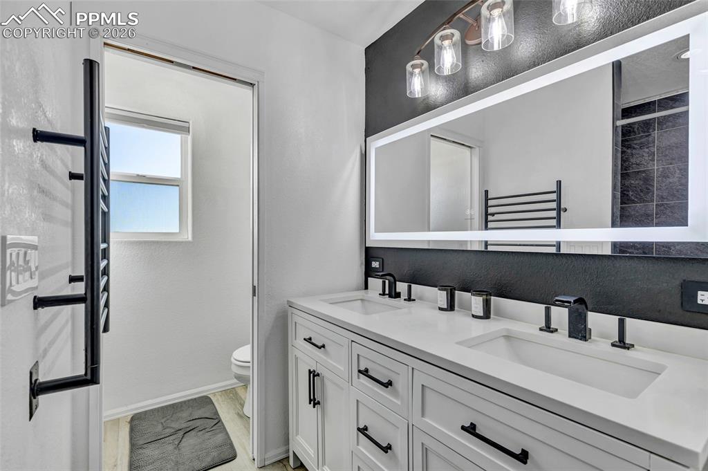 Image 23 of 35: Bathroom