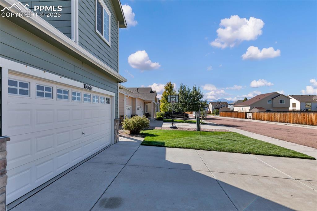 Image 4 of 35: Garage