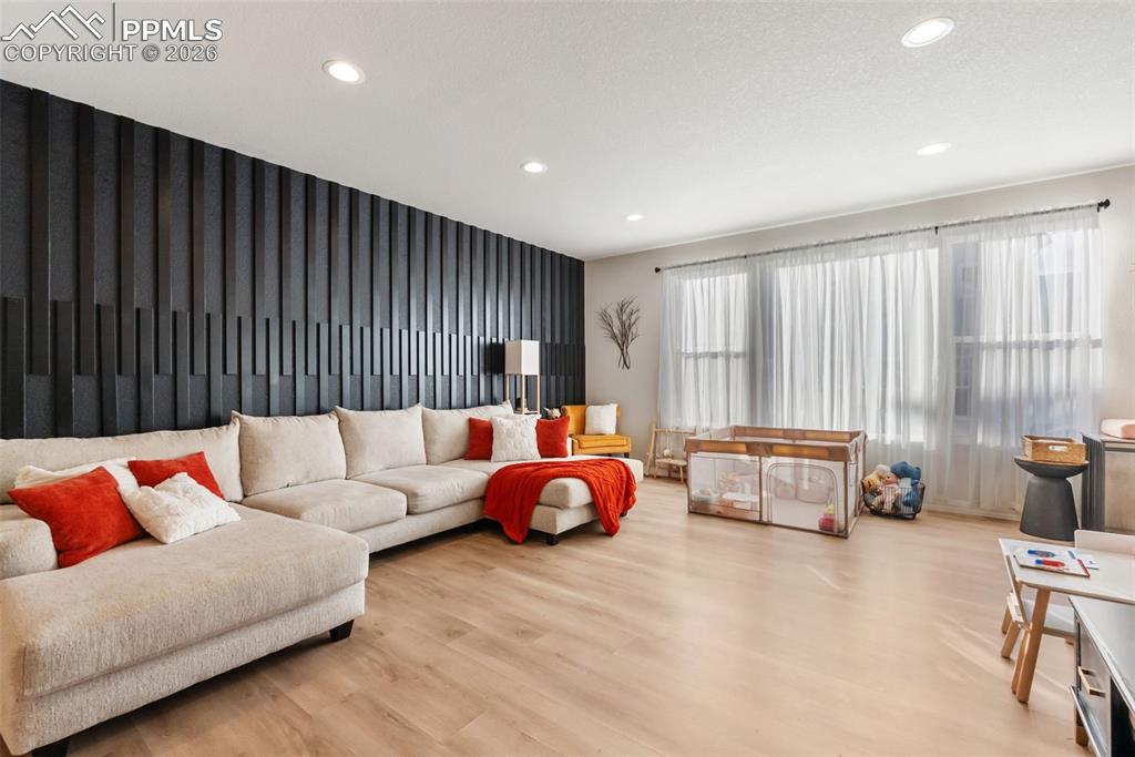 Image 18 of 45: Living Room