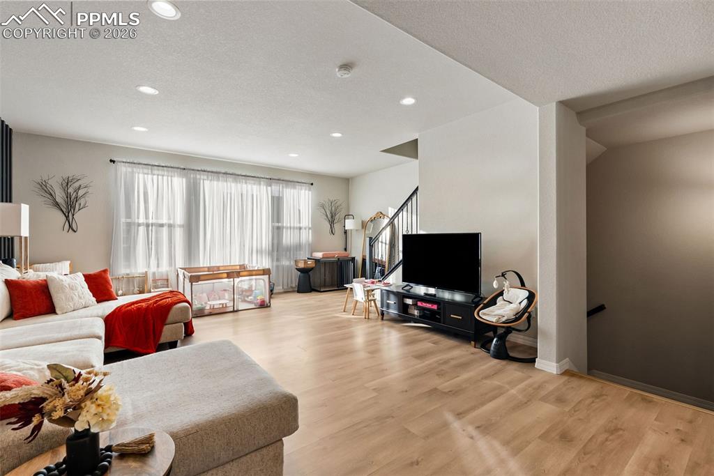 Image 19 of 45: Living Room