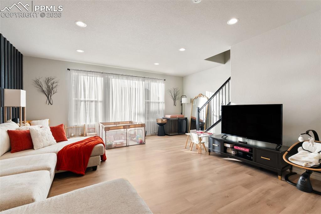 Image 20 of 45: Living Room