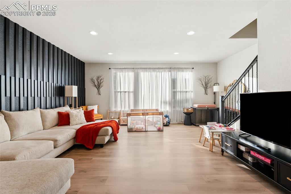 Image 21 of 45: Living Room