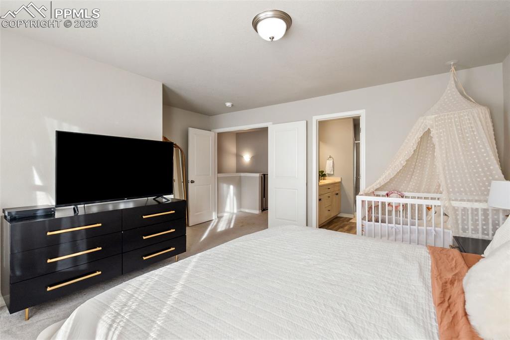 Image 27 of 45: Bedroom