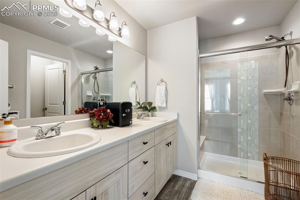 Image 29 of 45: Bathroom