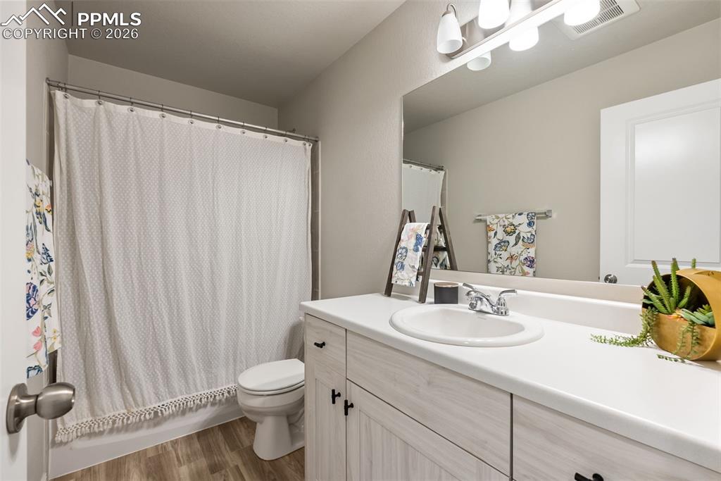 Image 33 of 45: Bathroom