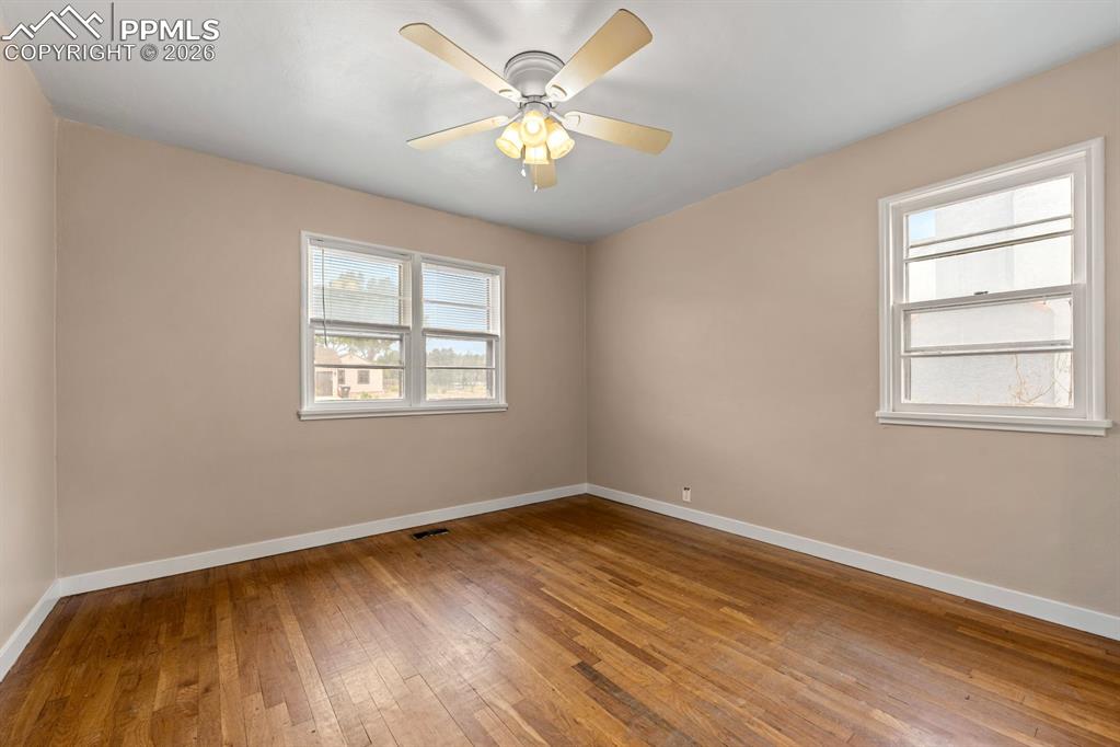 Image 14 of 22: Bedroom