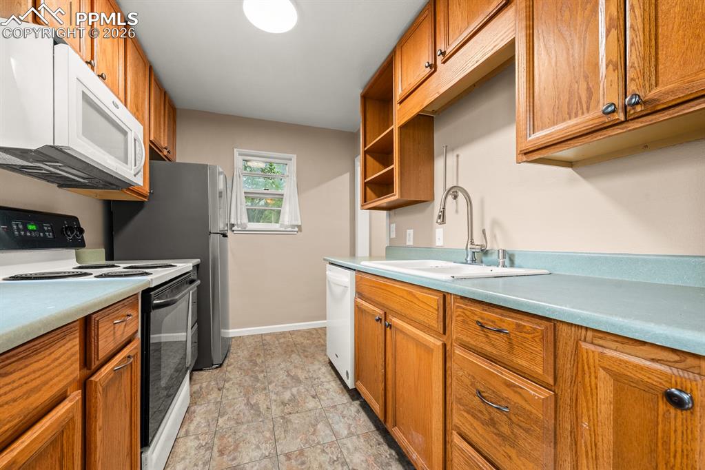 Image 16 of 22: Kitchen