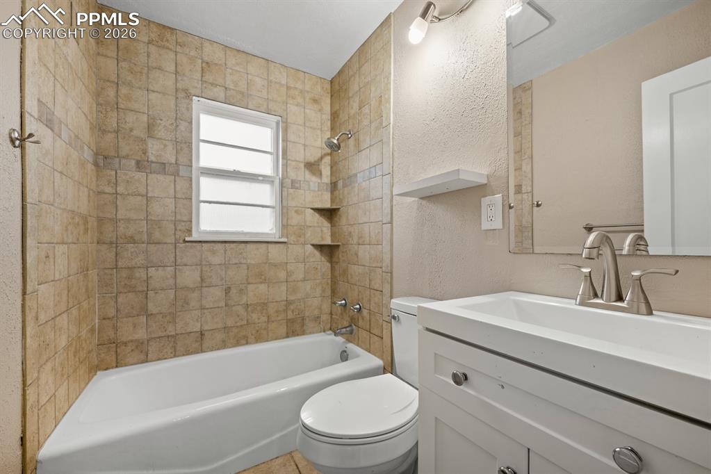 Image 17 of 22: Bathroom