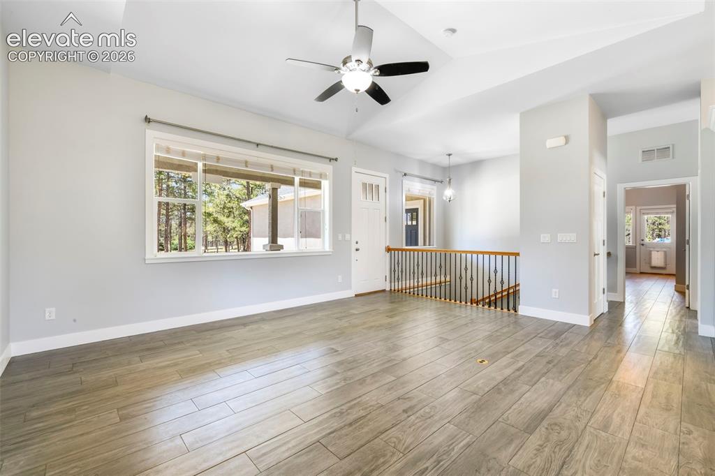Image 10 of 50: Main living room 