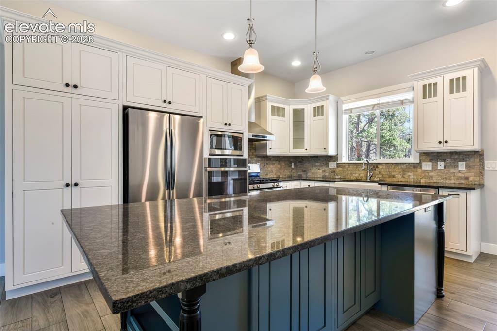 Image 12 of 50: Incredible kitchen with island 