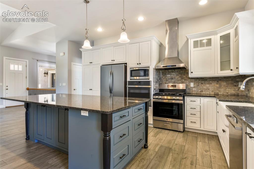 Image 14 of 50: Incredible kitchen with island 