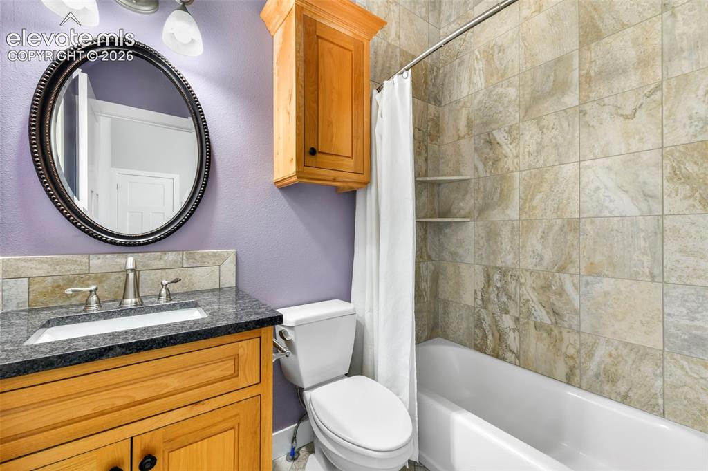 Image 23 of 50: 2nd Master suite bathroom