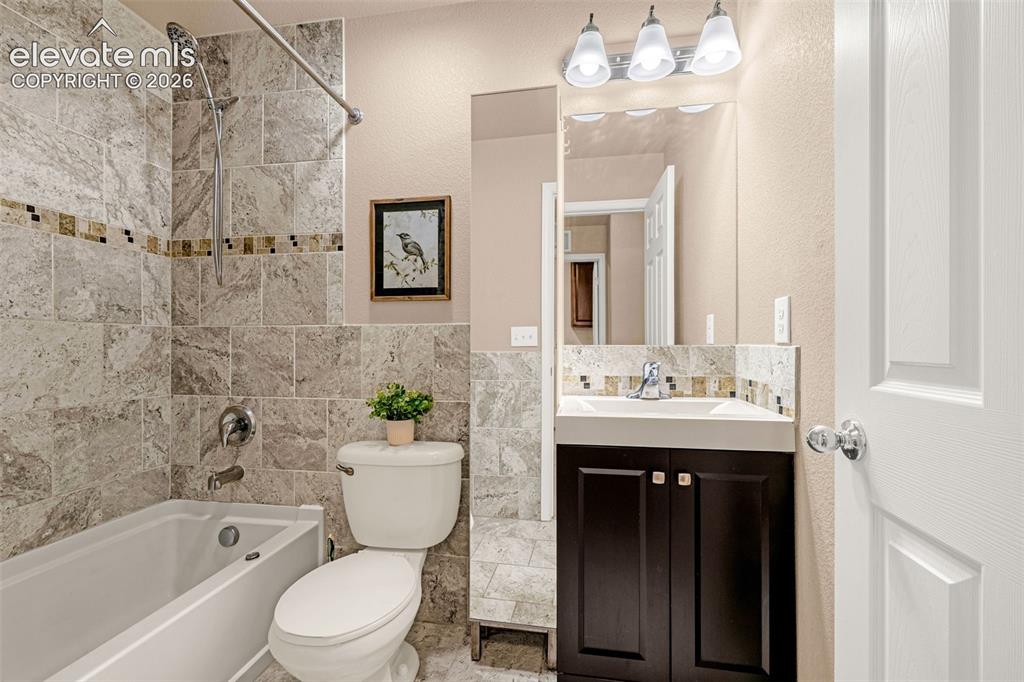 Image 32 of 48: Bathroom