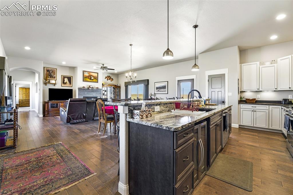 Image 14 of 49: Large Breakfast Bar