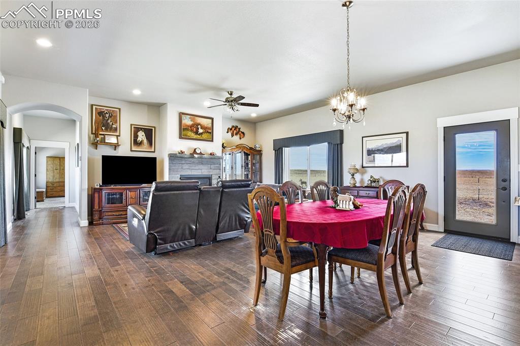 Image 15 of 49: Open Living Dining Concept