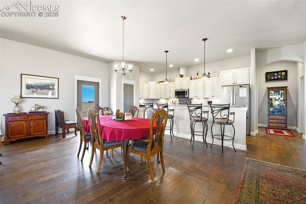 Image 16 of 49: Breakfast Bar and Dining Area