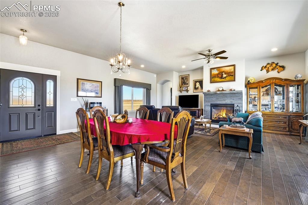 Image 17 of 49: Breakfast Bar and Dining Area