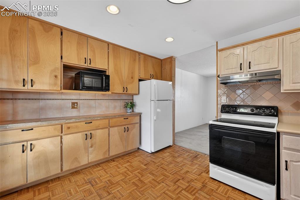 Image 7 of 26: Kitchen