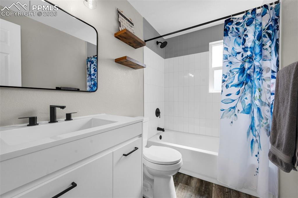 Image 17 of 37: Bathroom