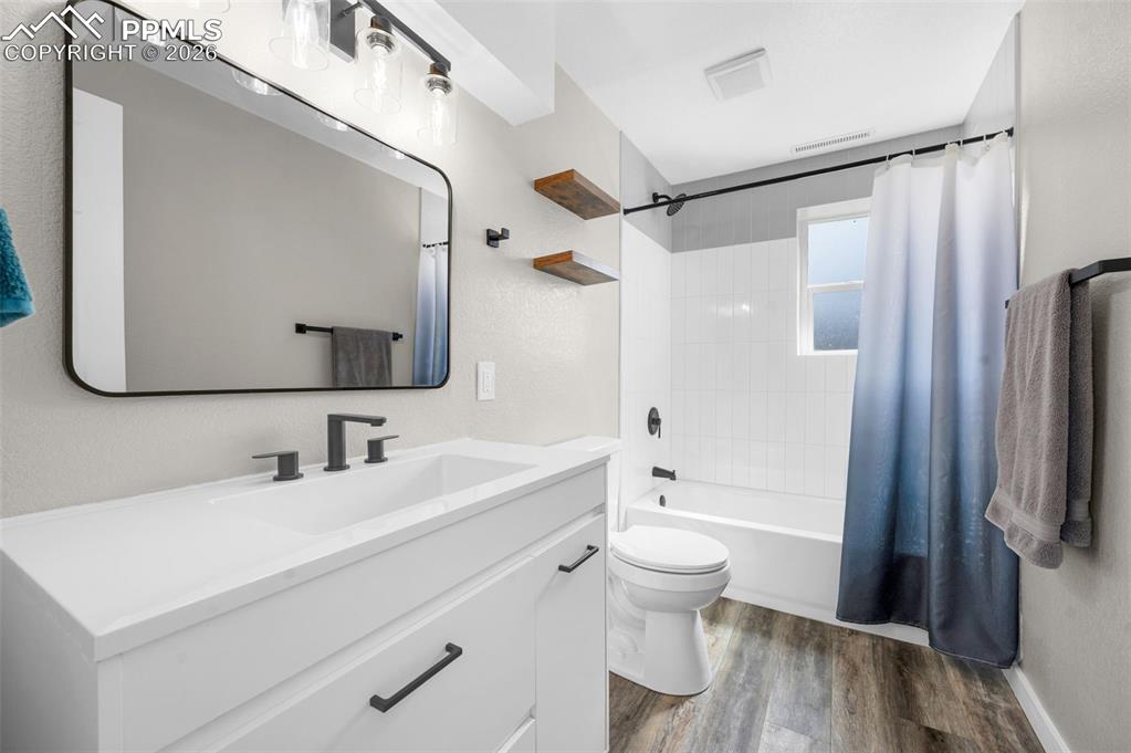 Image 25 of 37: Bathroom