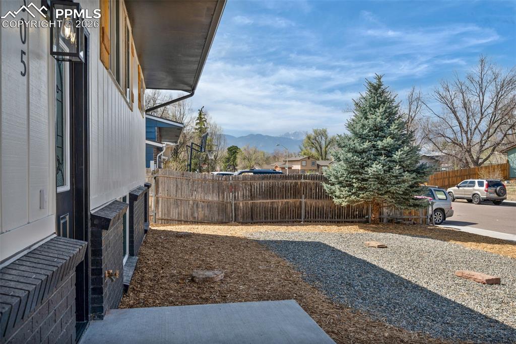 Image 34 of 37: Yard