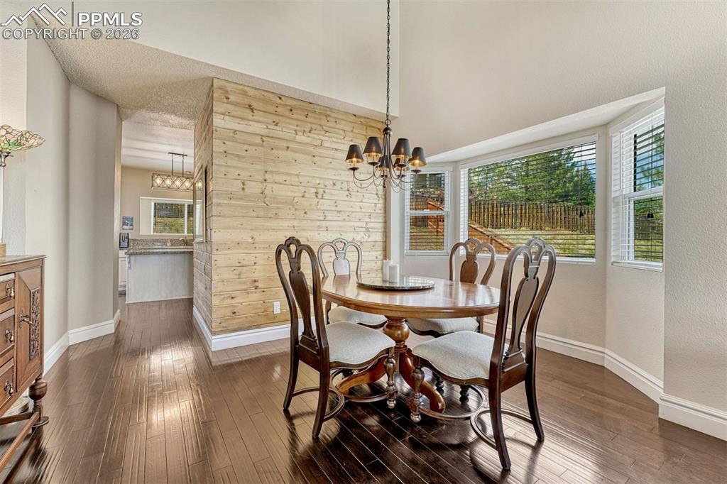 Image 15 of 50: Dining Area