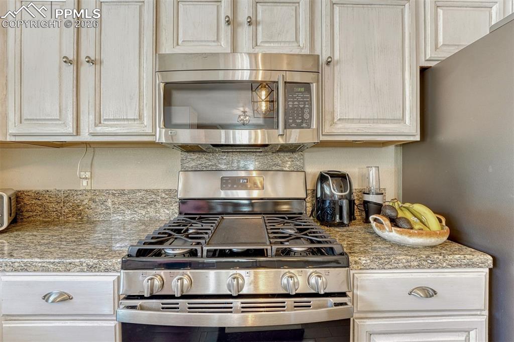 Image 16 of 50: Kitchen