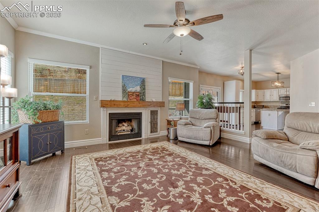 Image 19 of 50: Living Room