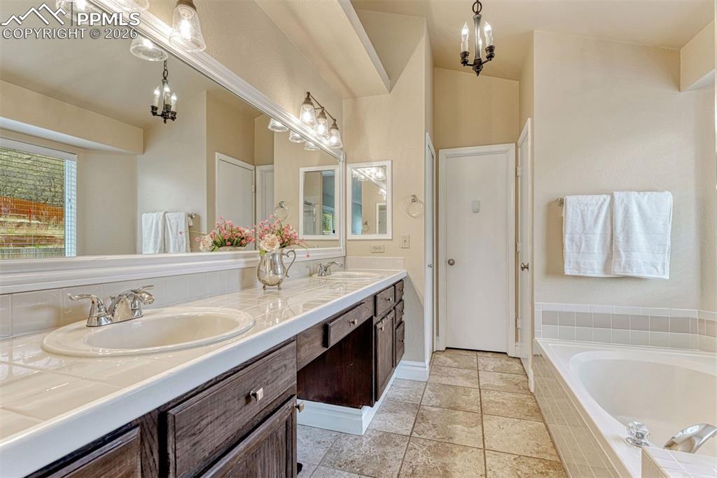 Image 23 of 50: Bathroom