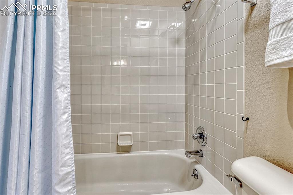 Image 26 of 50: Bathroom