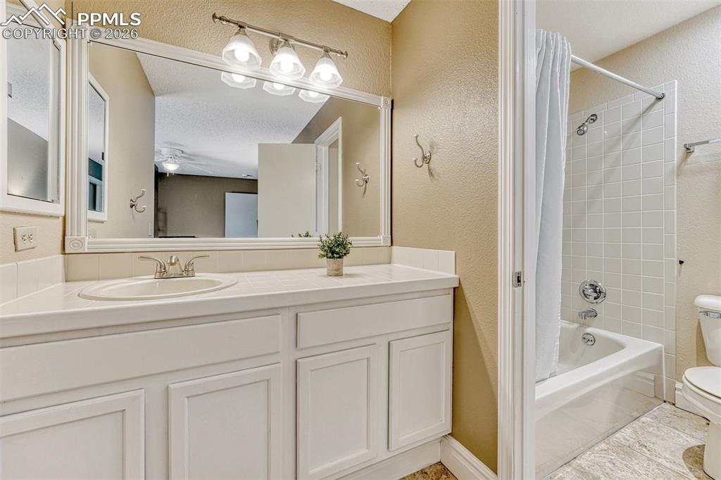 Image 27 of 50: Bathroom