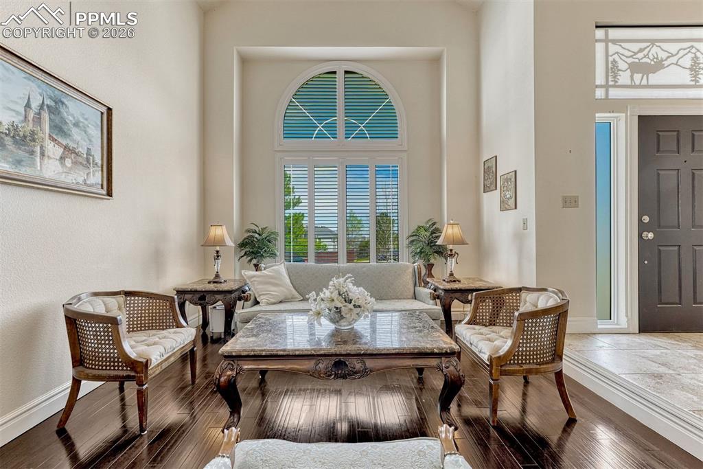 Image 3 of 50: Sitting Room