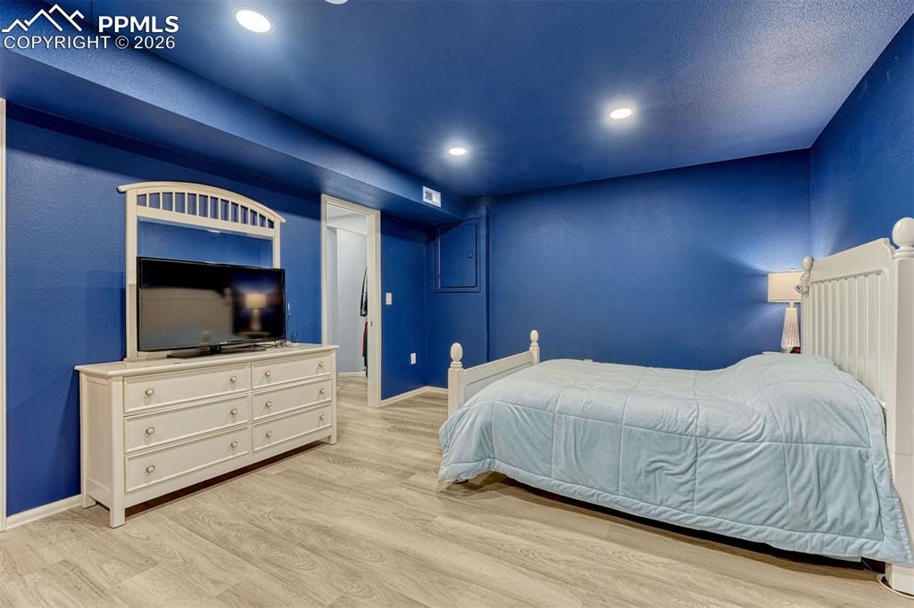 Image 30 of 50: Bedroom