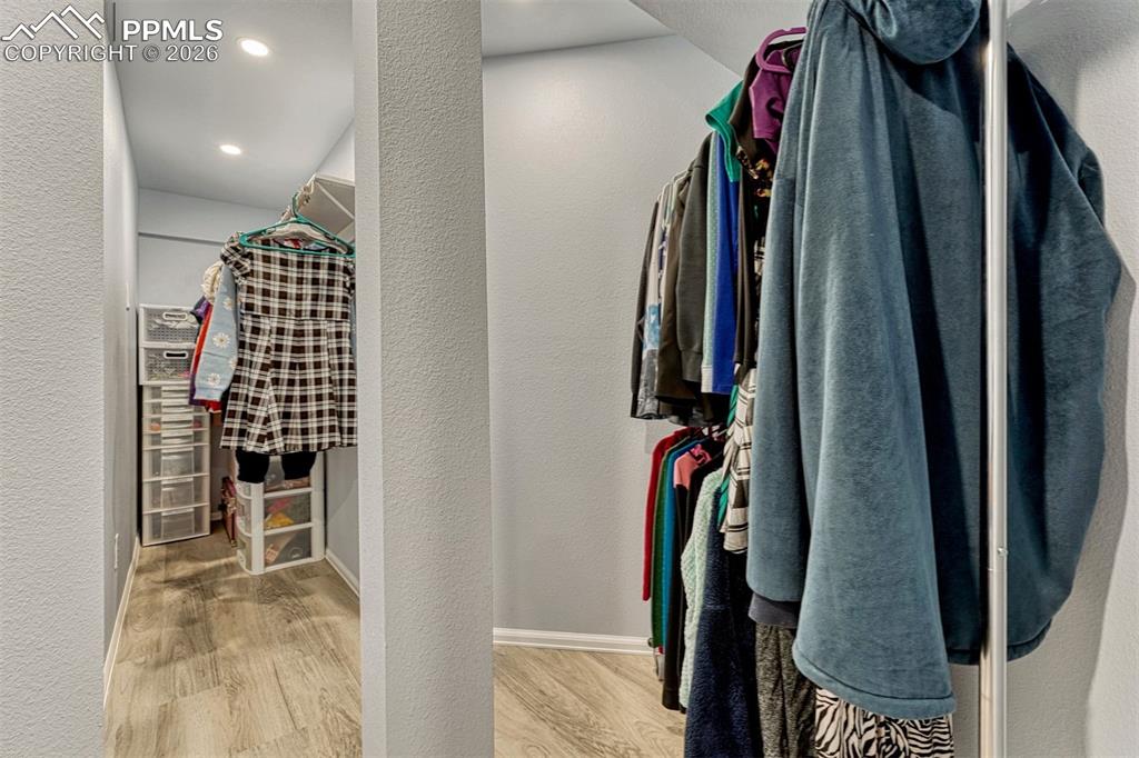 Image 31 of 50: Closet