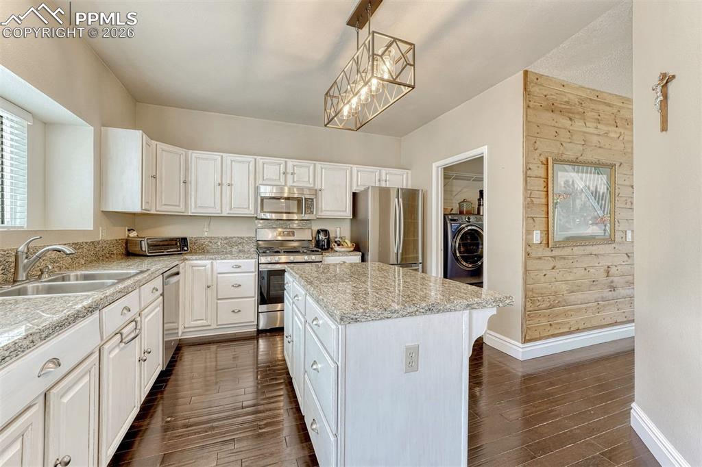 Image 38 of 50: Kitchen