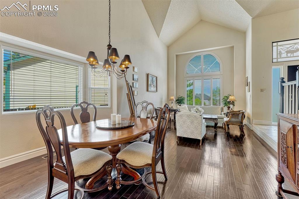 Image 4 of 50: Dining Area