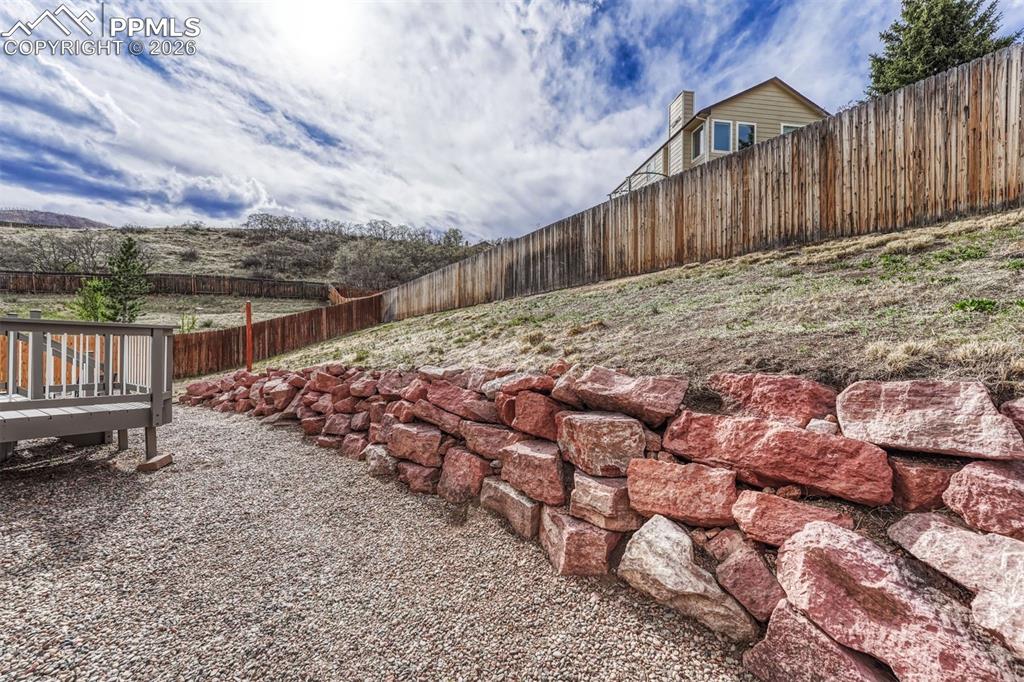 Image 41 of 50: Yard