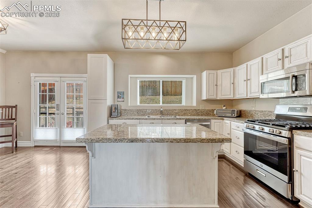 Image 5 of 50: Kitchen