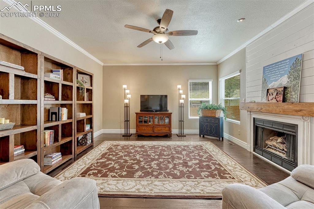 Image 6 of 50: Living Room