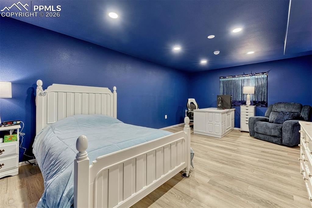 Image 9 of 50: Bedroom