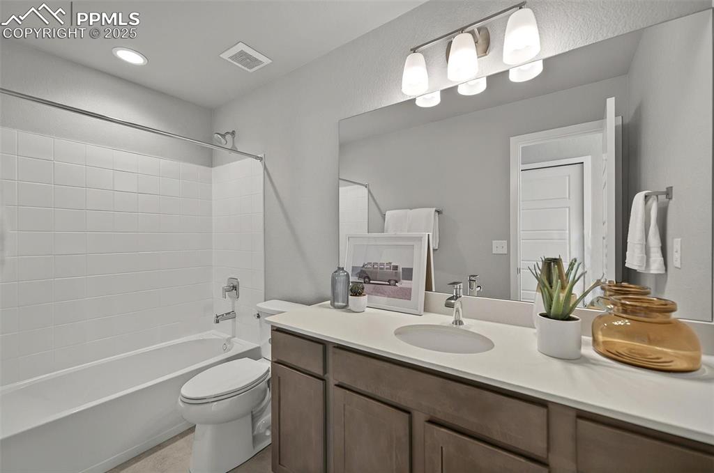 Image 33 of 49: Upstairs hall bath with more quartz counters!