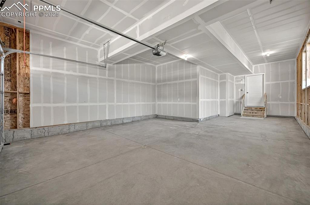 Image 43 of 49: Huge garage!