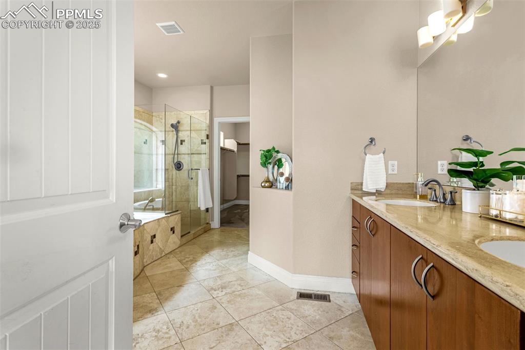 Image 13 of 35: Bathroom