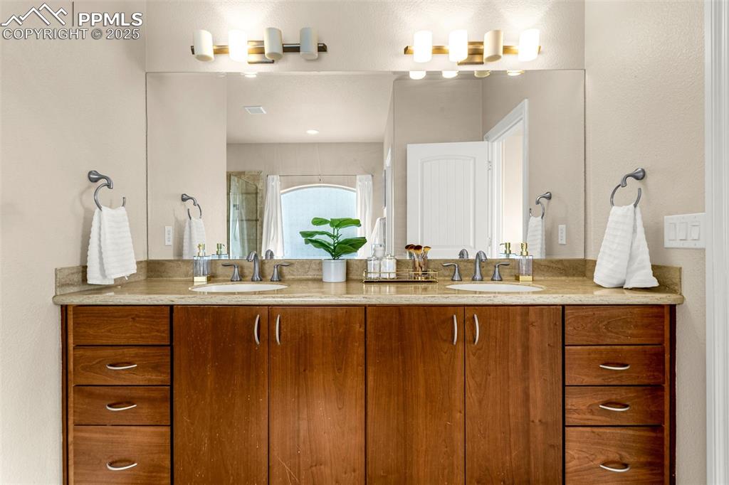 Image 14 of 35: Bathroom