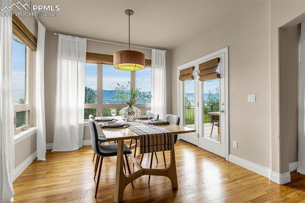 Image 8 of 35: Dining Area