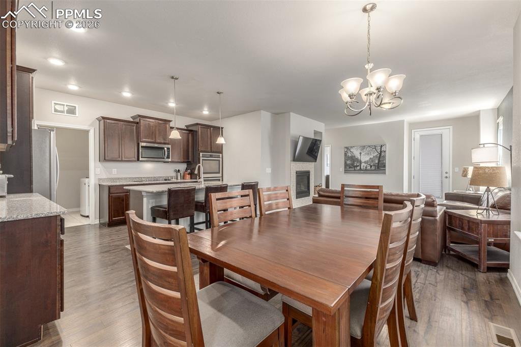 Image 16 of 40: Dining Area